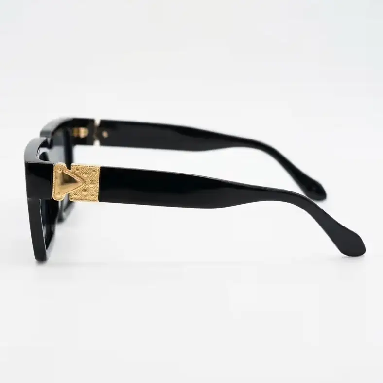 Black Oversized Square Sunglasses for Men and Women - View 3
